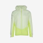 Diese leichte Jacke mit Kapuze verfügt über einen Reißverschluss vorne, atmungsaktives Material und reflektierende Details für bessere Sichtbarkeit – ideal zum Laufen oder für Outdoor-Aktivitäten.