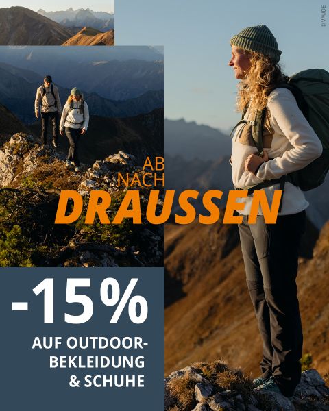 Zwei Wanderer stehen bei Sonnenuntergang auf einem Berggrat; der Text wirbt mit 15 % Rabatt auf Outdoor-Bekleidung und -Schuhe. „Ab nach draußen“ ist in fetten orangefarbenen Buchstaben zu lesen.