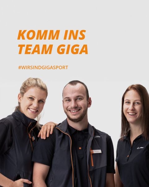 Drei lächelnde Mitarbeiter in schwarzen Westen stehen gemeinsam unter dem deutschen Schriftzug „Komm ins Team Giga“ und dem Hashtag „#WIRSINDGIGASPORT“ auf weißem Hintergrund.