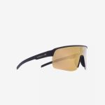 Red Bull Spect Wrap-Around-Sonnenbrille mit mattschwarzem Rahmen und goldgetönten, verspiegelten Gläsern.