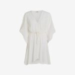Weißes, kurzes Kaftankleid mit V-Ausschnitt, Kordelzug in der Taille und Spitzenbesatz am Ausschnitt.
