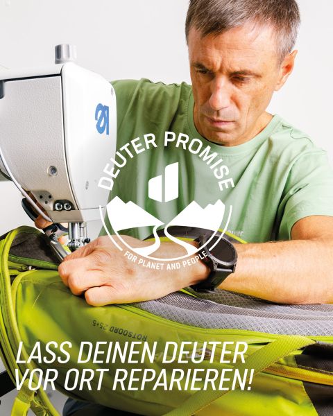 Ein Mann repariert einen grünen Rucksack mit einer Nähmaschine; der Text lautet: „Lass deinen Deuter vor Ort reparieren!“ und „Deuter Promise for Planet and People.“.