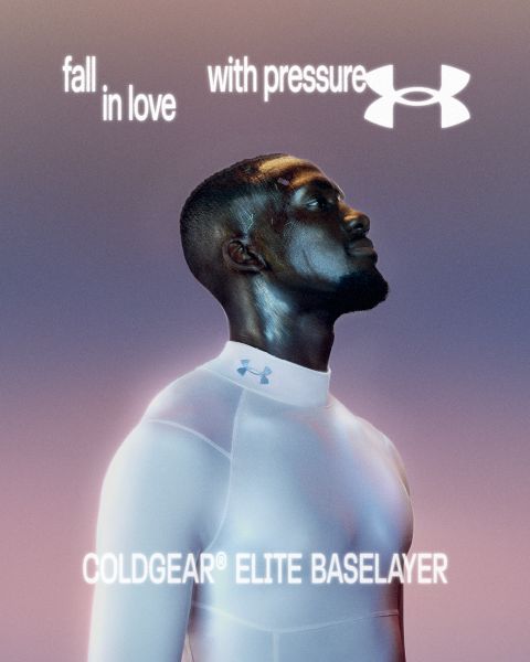 Ein Sportler, der ein weißes Under Armour ColdGear Elite-Unterhemd trägt, über dem der Schriftzug „fall in love with pressure“ zu sehen ist.
