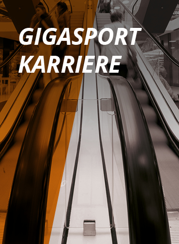 Ein Zweifarbbild einer Rolltreppe mit dem darüber gelegten Schriftzug „Gigasport Karriere“. Die linke Seite ist in einem warmen Orangeton gehalten, die rechte Seite in Schwarzweiß. Man sieht Menschen, die auf- und abfahren.