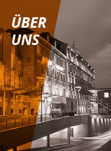 Ein geteiltes Bilddesign zeigt eine Straßenszene in einer Stadt. Die linke Seite ist in Sepia gehalten und trägt den Text „ÜBER UNS“, die rechte Seite ist schwarzweiß. Gebäude mit beleuchteten Schildern und ein LKW sind zu sehen, von denen eine Rampe nach unten führt.