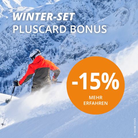 Ein Skifahrer in roter Jacke und weißem Helm fährt einen schneebedeckten Berg hinab. Im Hintergrund sind schneebedeckte Gipfel zu sehen. Der Textüberzug lautet „Winter-Set PLUSCARD BONUS -15% MEHR ERFAHREN“. Ein orangefarbener Kreis hebt den Rabatt hervor.