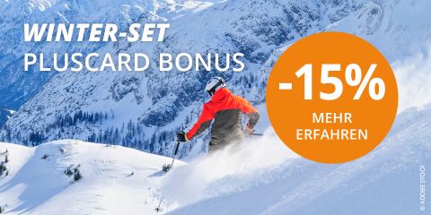 Ein Skifahrer in einer orangefarbenen Jacke fährt einen schneebedeckten Berg hinunter. Über dem Bild liegt ein Text: „Winter-Set Pluscard Bonus -15% Mehr Erfahren.“ Im Hintergrund sind schneebedeckte Gipfel und ein klarer blauer Himmel zu sehen.