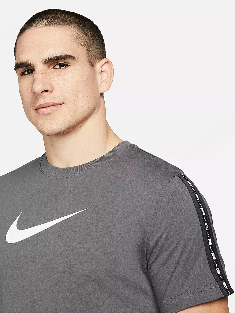 NIKE | Herren T-Shirt Repeat Sportswear | grau