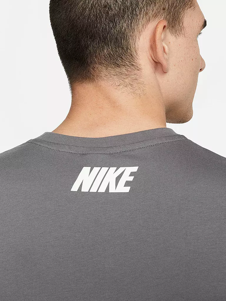 NIKE | Herren T-Shirt Repeat Sportswear | grau