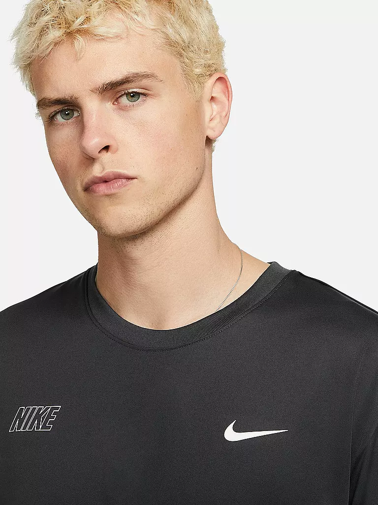 NIKE | Herren T-Shirt Sportswear Repeat | schwarz