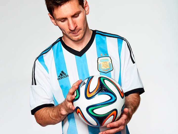 720x540_adidas_fussball_brazuca_messi.jpg