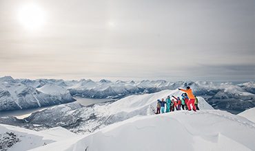 370×220